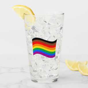 Regenbogenfahne Philly Pride schwenkend Glas