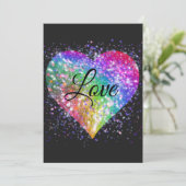 Regenbogenfarben, die Glitzer-Herz-Liebe ausstrahl Einladung (Stehend Vorderseite)