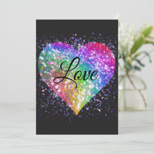 Regenbogenfarben, die Glitzer-Herz-Liebe ausstrahl Einladung (Stehend Vorderseite)