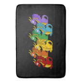Regenbogenfarbene Drachen Cartoon  Badematte (Vorderseite Vertikal)