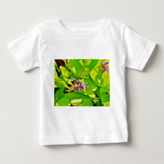 Regenbogenfarbene Libelle auf einer lila rosa Blum Baby T-shirt (Vorderseite)