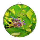 Regenbogenfarbene Libelle auf einer lila rosa Blum Dartscheibe (vorne)