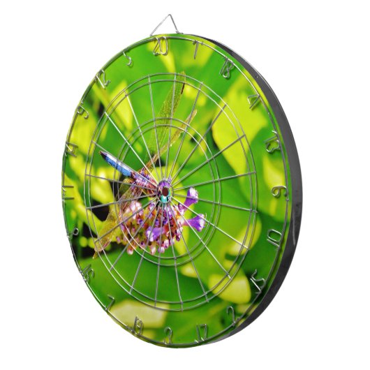 Regenbogenfarbene Libelle auf einer lila rosa Blum Dartscheibe (Vorderseite rechts)