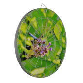 Regenbogenfarbene Libelle auf einer lila rosa Blum Dartscheibe (Vorderseite Links)