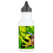 Regenbogenfarbene Libelle auf einer lila rosa Blum Edelstahlflasche (Links)