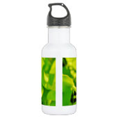 Regenbogenfarbene Libelle auf einer lila rosa Blum Edelstahlflasche (Rückseite)