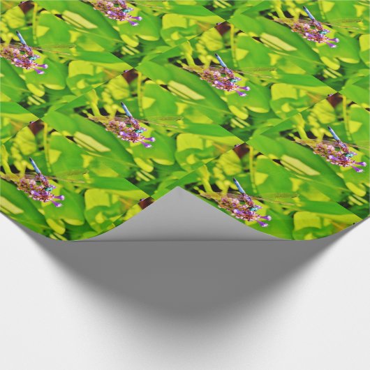 Regenbogenfarbene Libelle auf einer lila rosa Blum Geschenkpapier (Ecke)