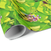 Regenbogenfarbene Libelle auf einer lila rosa Blum Geschenkpapier (Rolleneckpunkt)