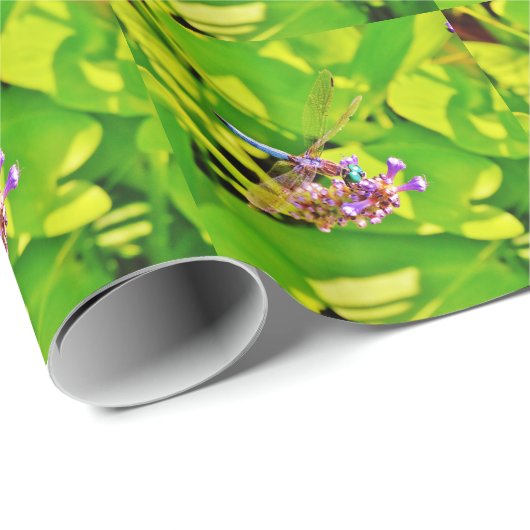 Regenbogenfarbene Libelle auf einer lila rosa Blum Geschenkpapier (Rolleneckpunkt)