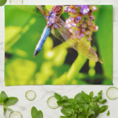 Regenbogenfarbene Libelle auf einer lila rosa Blum Geschirrtuch (Gefaltet)