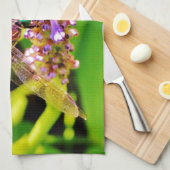 Regenbogenfarbene Libelle auf einer lila rosa Blum Geschirrtuch (Viertel Falte)