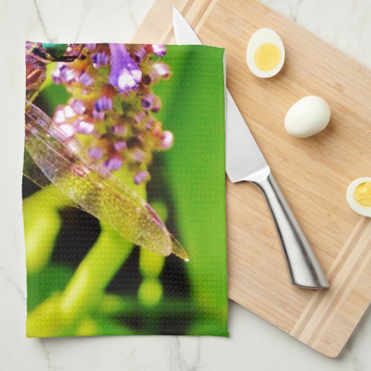 Regenbogenfarbene Libelle auf einer lila rosa Blum Geschirrtuch (Viertel Falte)