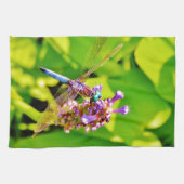 Regenbogenfarbene Libelle auf einer lila rosa Blum Geschirrtuch (Horizontal)