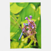 Regenbogenfarbene Libelle auf einer lila rosa Blum Geschirrtuch (Vertikal)