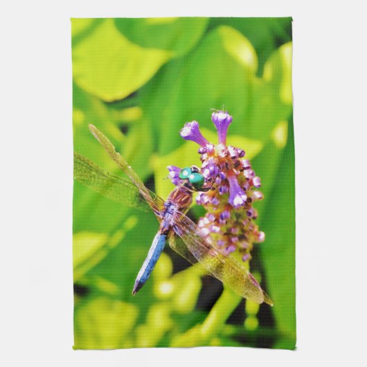 Regenbogenfarbene Libelle auf einer lila rosa Blum Geschirrtuch (Vertikal)