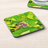 Regenbogenfarbene Libelle auf einer lila rosa Blum Getränkeuntersetzer (Linke Seite)