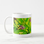 Regenbogenfarbene Libelle auf einer lila rosa Blum Kaffeetasse (Links)