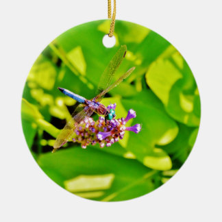 Regenbogenfarbene Libelle auf einer lila rosa Blum Keramikornament