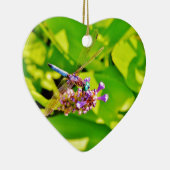 Regenbogenfarbene Libelle auf einer lila rosa Blum Keramikornament (Rechts)