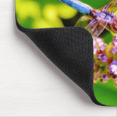 Regenbogenfarbene Libelle auf einer lila rosa Blum Mousepad (Ecke)