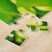 Regenbogenfarbene Libelle auf einer lila rosa Blum Puzzle (Seite)