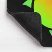 Regenbogenfarbene Sonne mit schwarzem Hintergrund Mousepad (Ecke)
