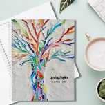 Regenbogenfarbener Baum des Lebens Planer<br><div class="desc">Dieser einzigartige Planner ist mit einem niederbogenfarbenen Mosaik "Tree of Life" auf einem hellgrauen Hintergrund dekoriert. Das ursprüngliche Design wurde aus winzigen Teilen aus Glas in lebhaften Farben hergestellt. Passen Sie es mit Ihrem Namen und Jahr an. Original Mosaik © Michele Davies.</div>