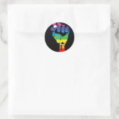 Regenbogenfaust. Runder Aufkleber (Tasche)