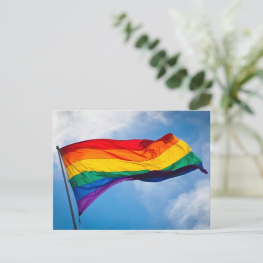 Regenbogenflagge im Wind Postkarte (Stehend Vorderseite)