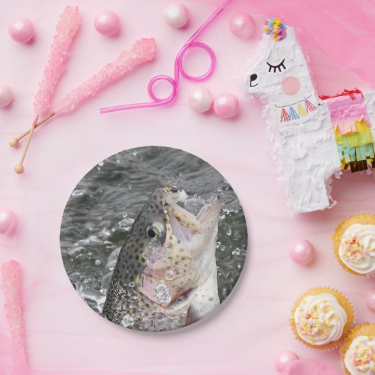 Regenbogenforelle nimmt den Köder Pappteller (Party)