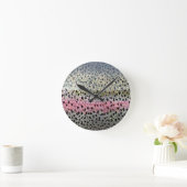 Regenbogenforelle von PatternWear© Runde Wanduhr (Zuhause)