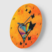 Regenbogenherz und Schmetterling Große Wanduhr (Winkel)