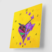 Regenbogenherz und Schmetterling Quadratische Wanduhr (Winkel)