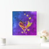 Regenbogenherz und Schmetterling Quadratische Wanduhr (Zuhause)