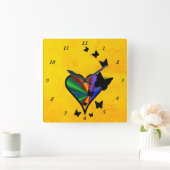 Regenbogenherz und Schmetterling Quadratische Wanduhr (Zuhause)
