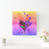 Regenbogenherz und Schmetterling Quadratische Wanduhr (Zuhause)