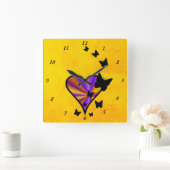 Regenbogenherz und Schmetterling Quadratische Wanduhr (Zuhause)