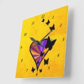 Regenbogenherz und Schmetterling Quadratische Wanduhr (Winkel)