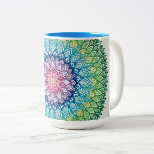 Regenbogenmandala-Tasse (riesig) Zweifarbige Tasse (VorderseiteRechts)