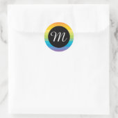 Regenbogenstreifen mit schwarzem Kreis M Monogramm Runder Aufkleber (Tasche)