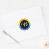 Regenbogenstreifen mit schwarzem Kreis M Monogramm Runder Aufkleber (Umschlag)