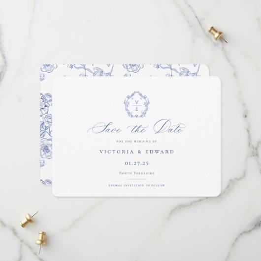 Regency Blau Monogramm-Wappen Hochzeit Save The Date (Vorderseite/Rückseite Beispiel)