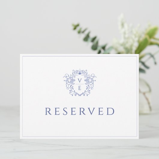 Regency Blue Monogram Wappen Reserviert Table Card Programm (Stehend Vorderseite)