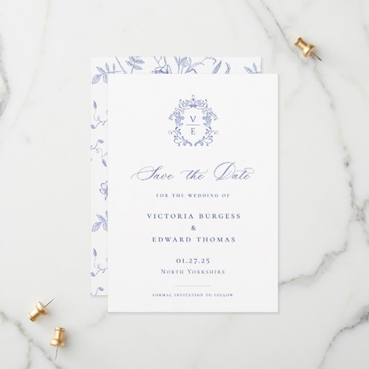 Regency Blue Monogram Wappen Wedding Save The Date (Vorderseite/Rückseite Beispiel)
