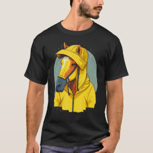Regenpferd in einem gelben Regenmantel T-Shirt