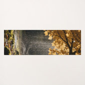 Regenpochen von üppigen Ästen auf mossartige Erde Yogamatte (Rückseite (Horizontal))