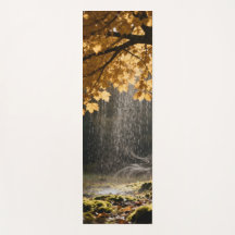 Regenpochen von üppigen Ästen auf mossartige Erde