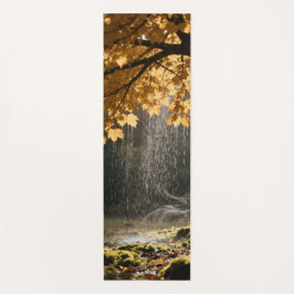 Regenpochen von üppigen Ästen auf mossartige Erde Yogamatte