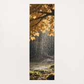 Regenpochen von üppigen Ästen auf mossartige Erde Yogamatte (Rückseite)