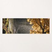 Regenpochen von üppigen Ästen auf mossartige Erde Yogamatte (Vorderseite (Horizontal))